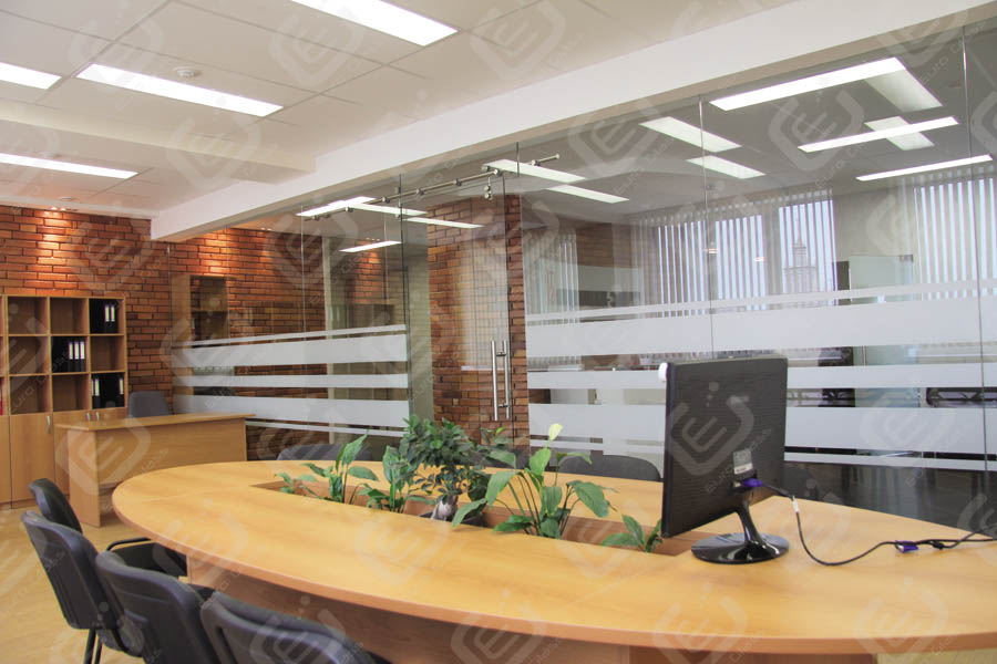 установка стеклянных перегородок для разделения офисного пространства кадрового агентства альтернатива