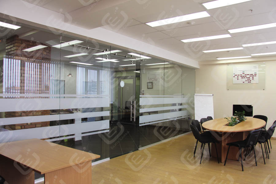 установка стеклянных перегородок в офисе кадрового агентства альтернатива