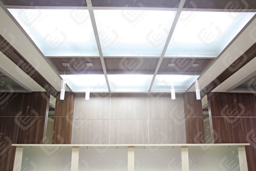 монтаж декоративных стеклянных потолков в офисе ооо уралбройлер